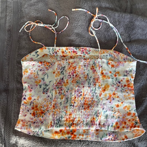 H&M flowered linen crop top Tie at shoulder size medium 13 inches long - Picture 2 of 3